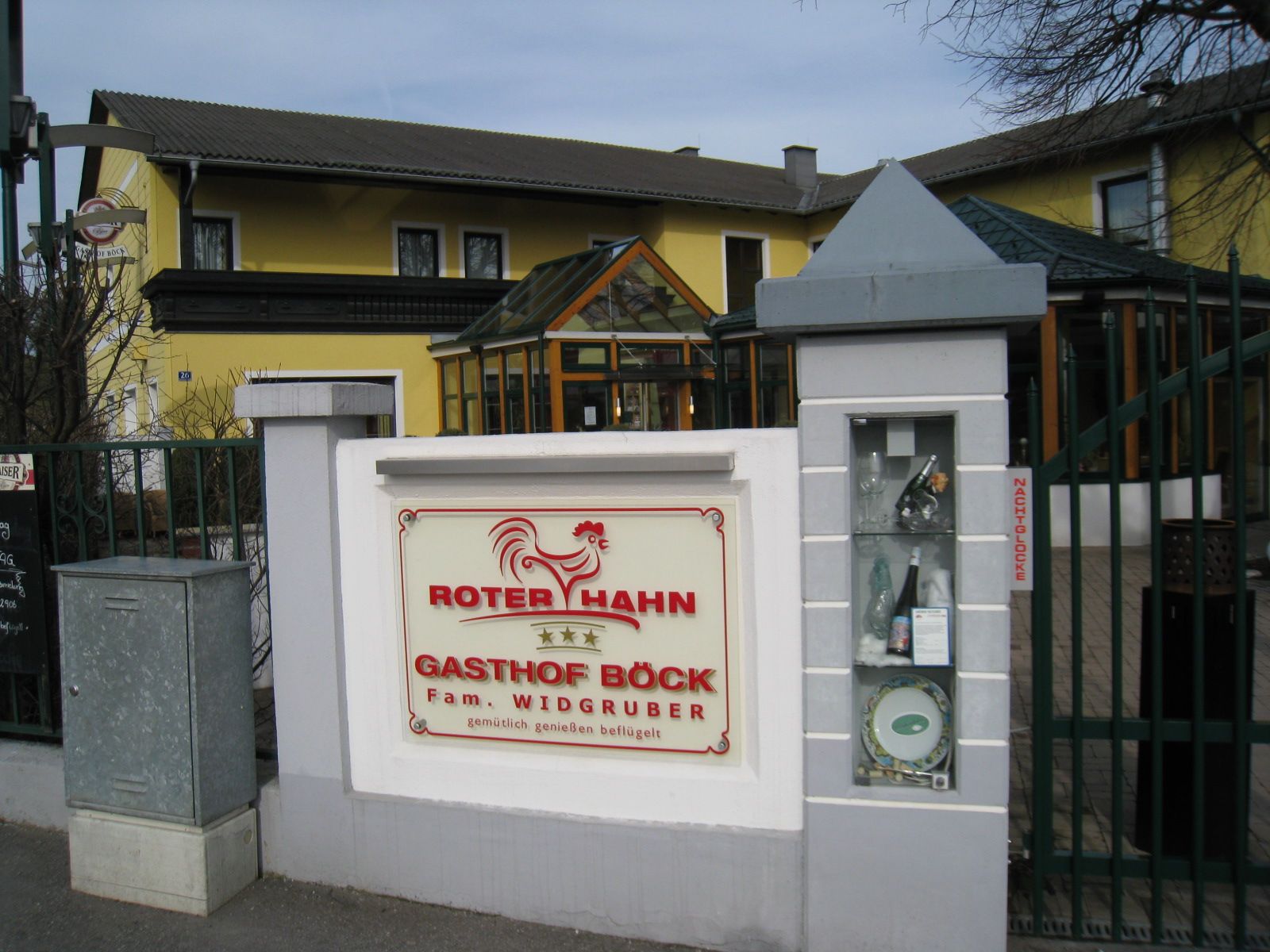 hotel_-_outside_02.jpg