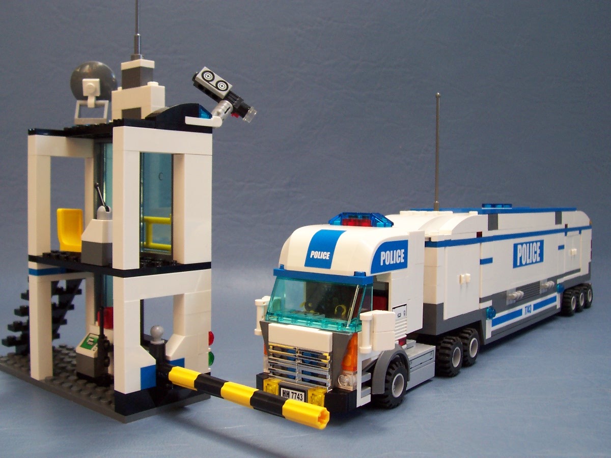 police-command-centre-7743-with-moc-ideas_029.jpg