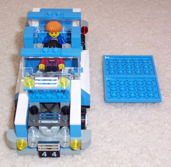 vehicle_land_sedan_blue_front01.jpg