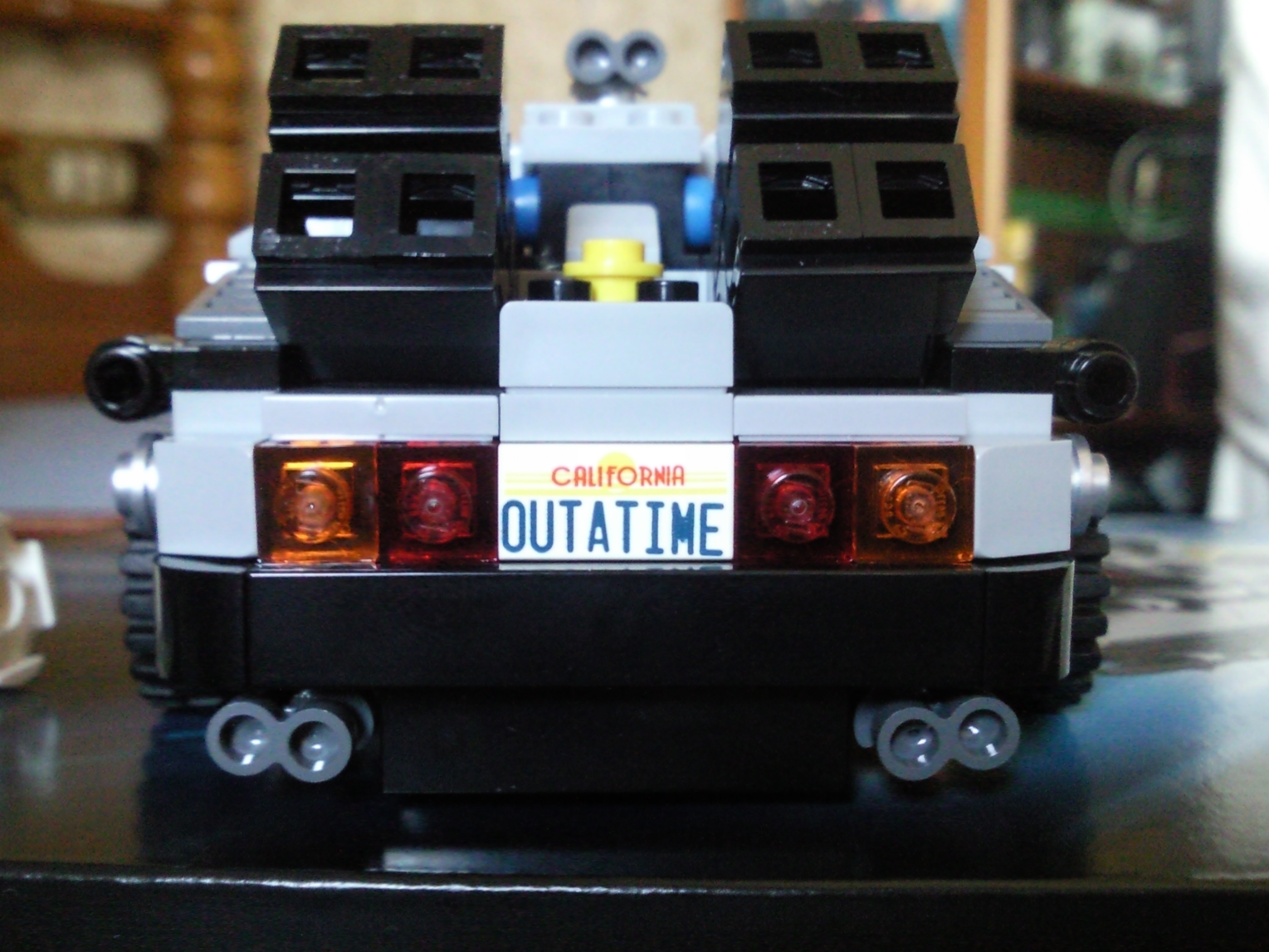 bttf_delorean_i_movie_back.jpg