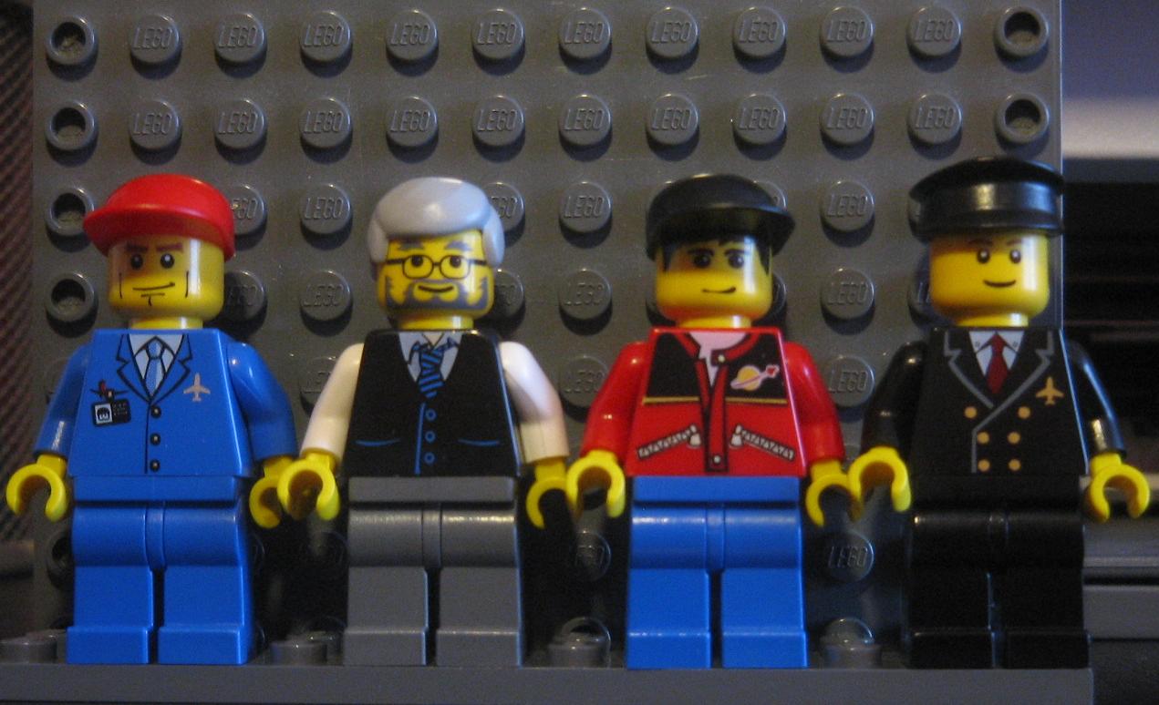 7893_minifigs.jpg