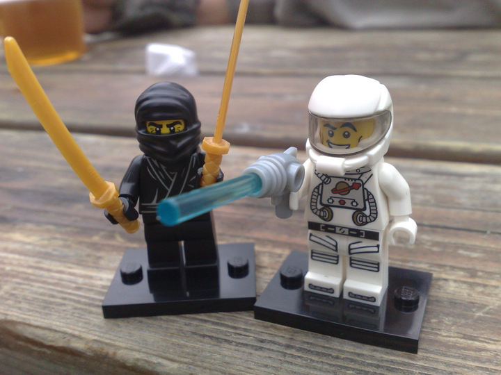ninja_and_spaceman_minifigs.jpg