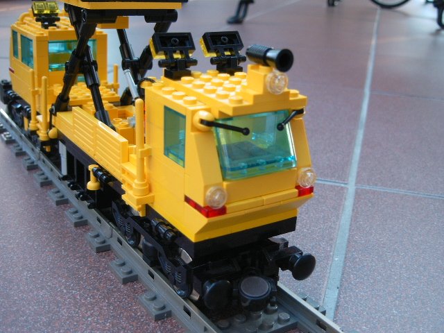 483_hubbuehnenfahrzeug_kabine2_front.jpg