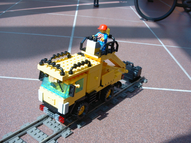 305_zweiwegefahrzeug_front.jpg