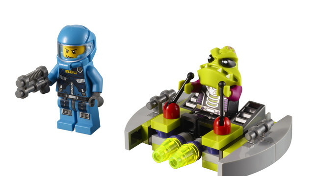 xlarge_7049_lego_alien_striker.jpg