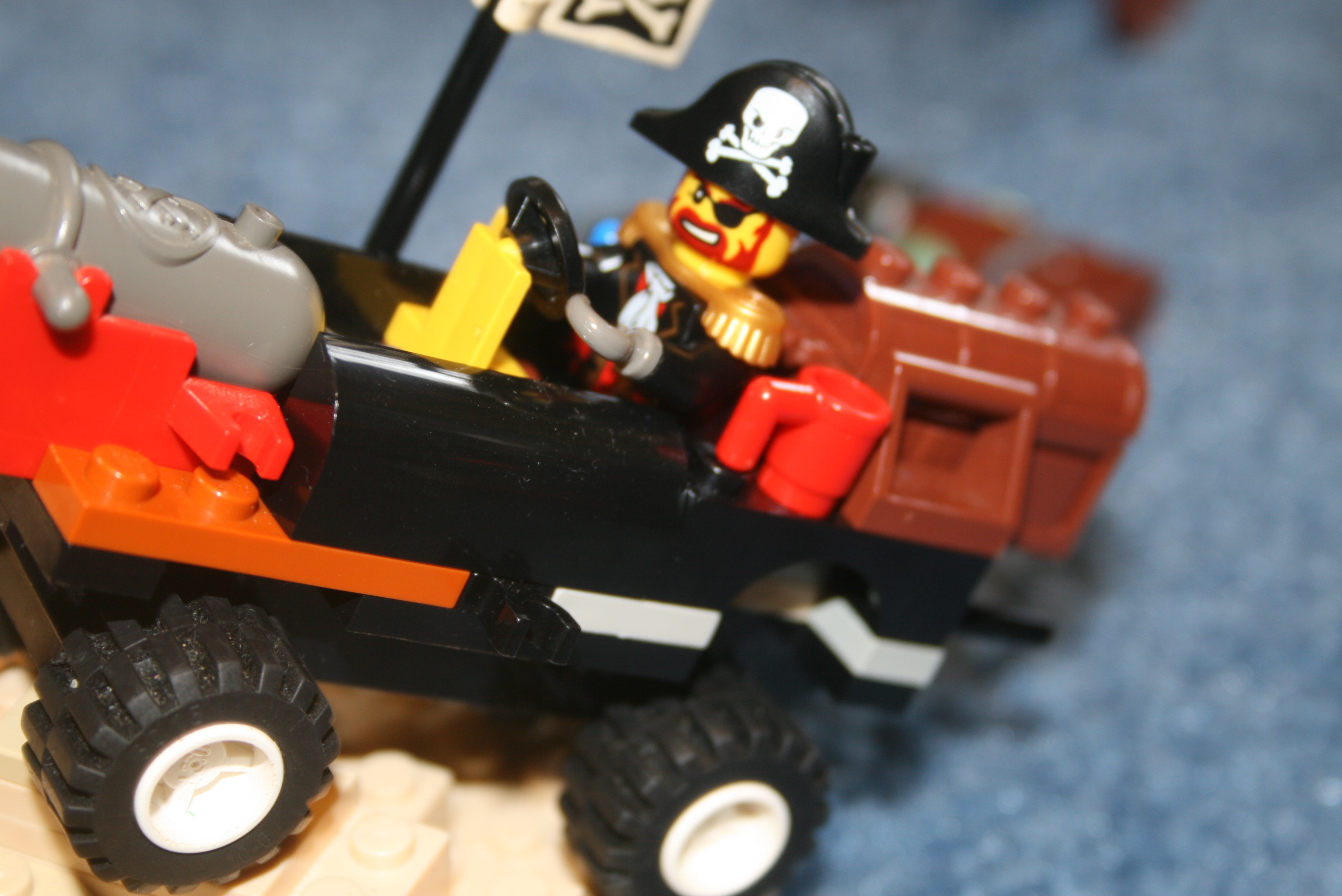 pirates-moc-land_shark_2.jpg