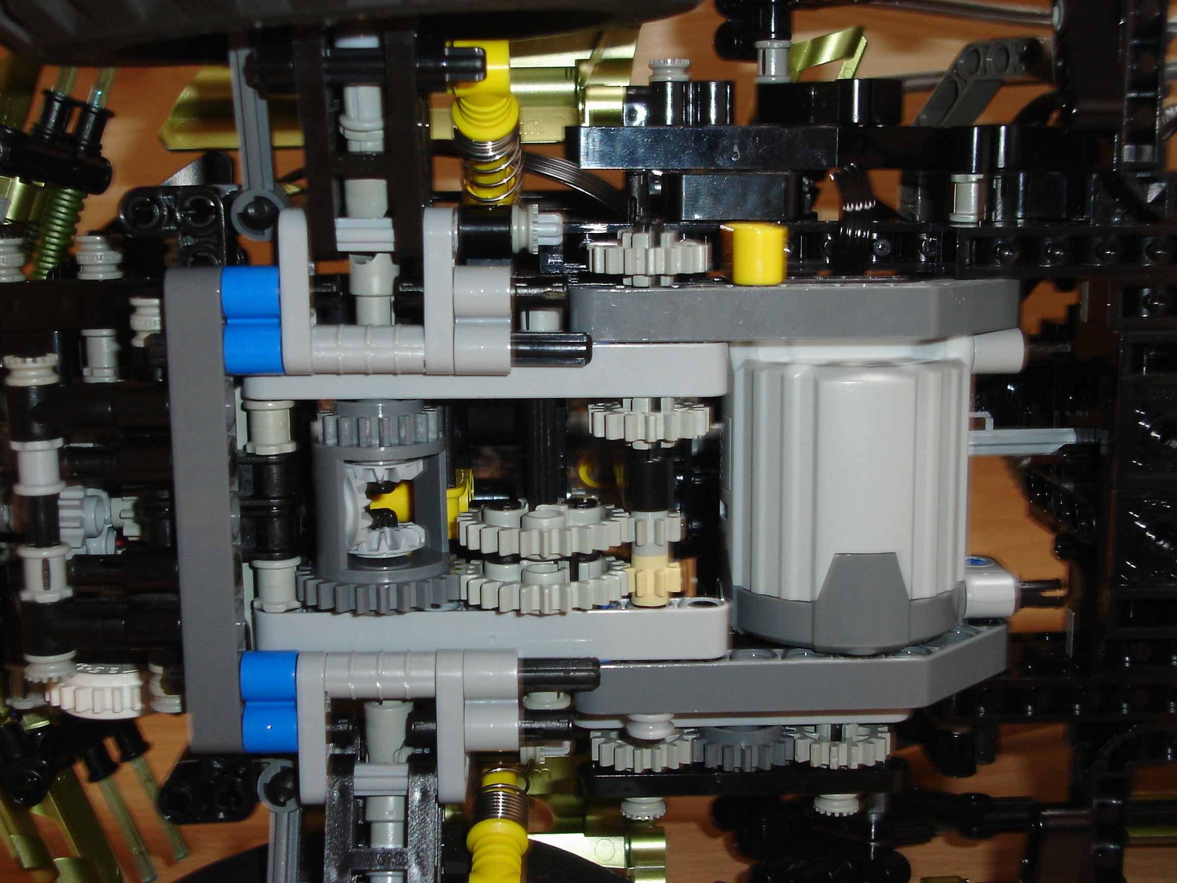 lego_8466_front_geartrain_008.jpg