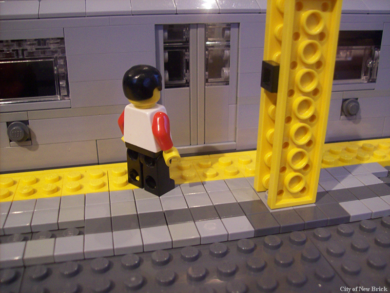 train-r142a-008.png