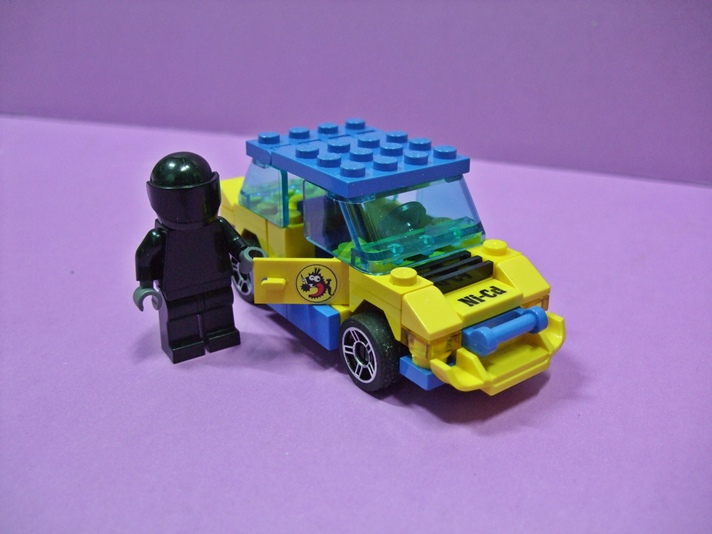 24_blueyellow_car2.jpg