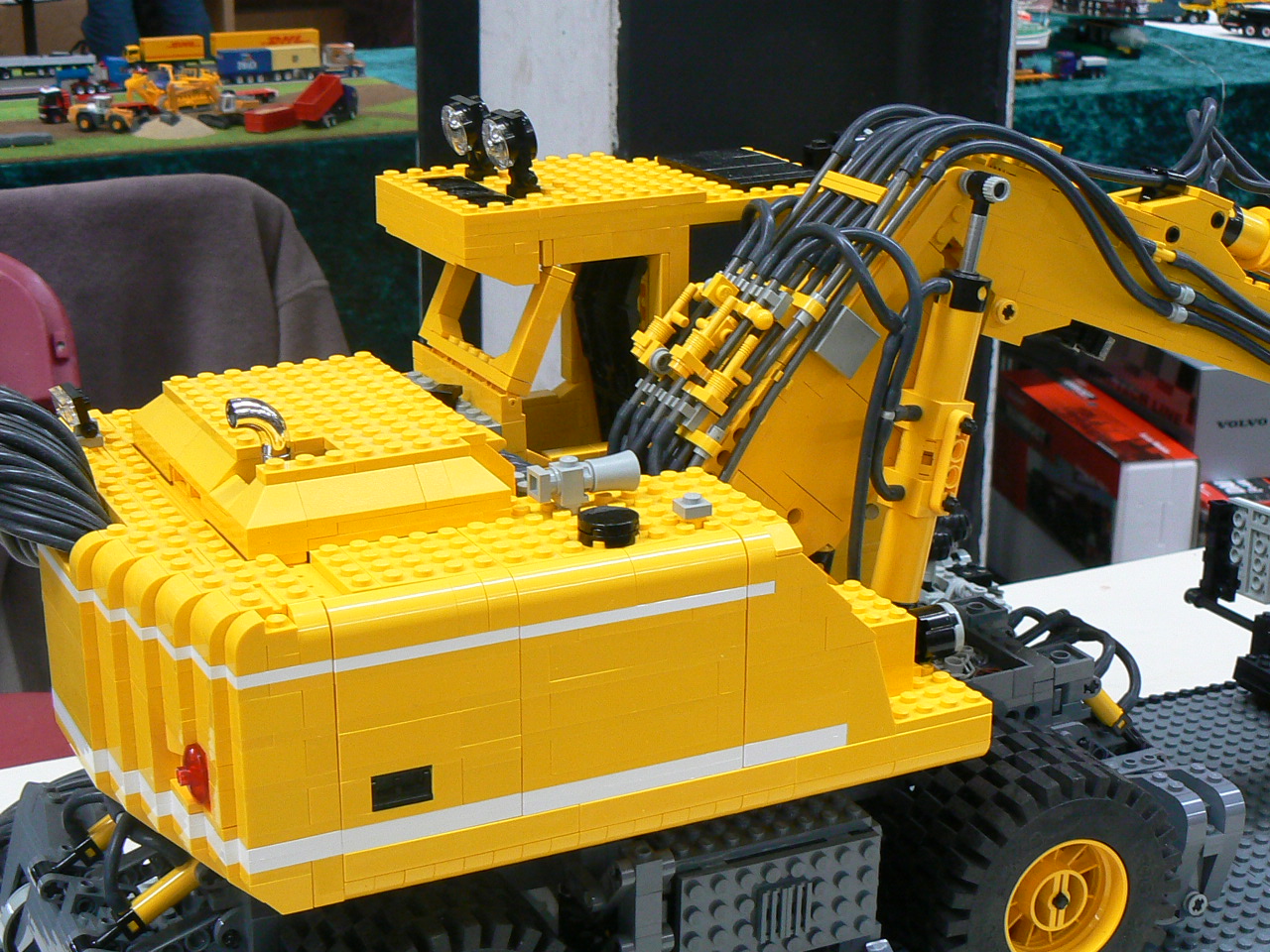 mobile_excavator02.jpg
