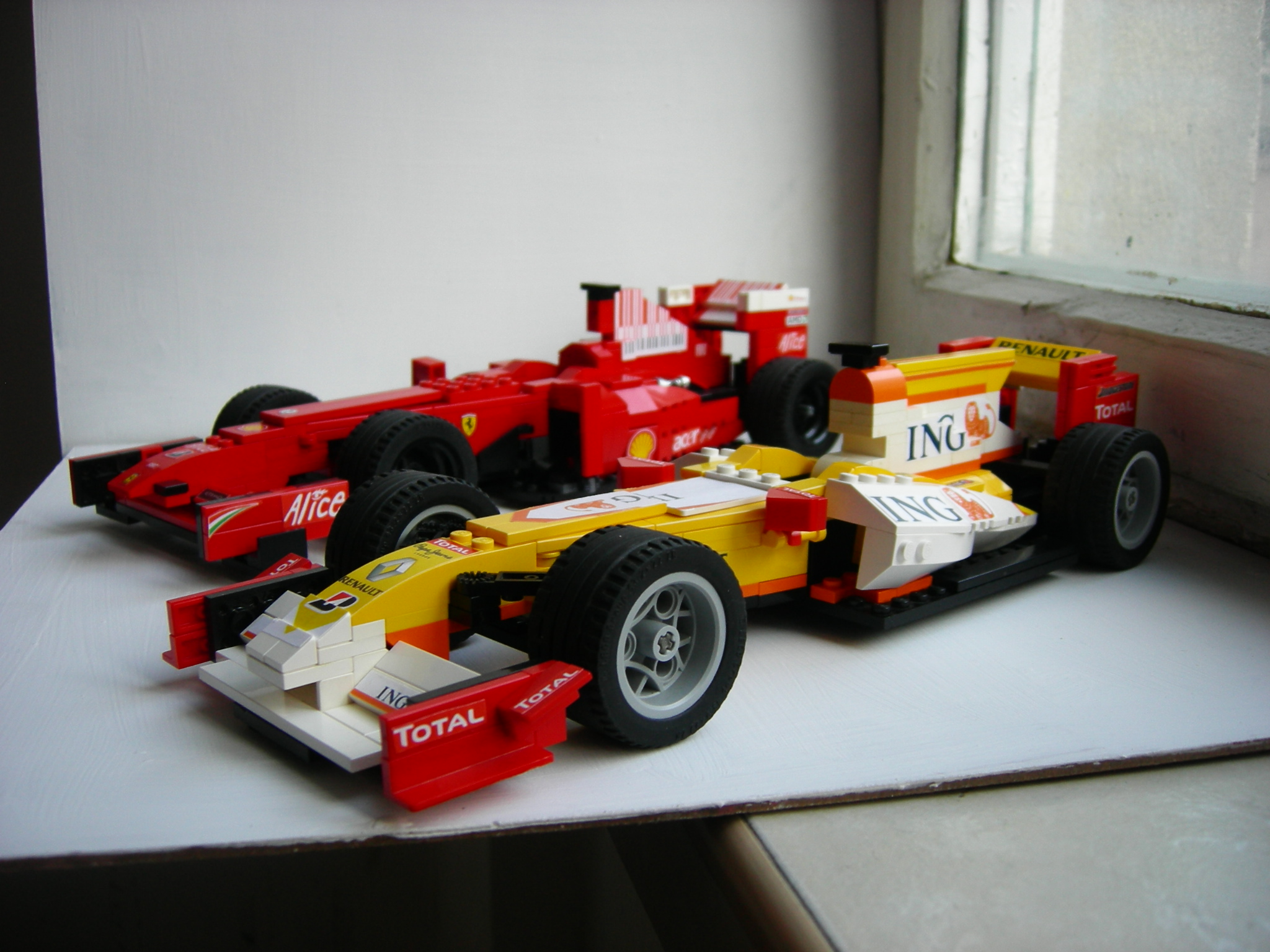renault_and_ferrari_f1_2009.jpg