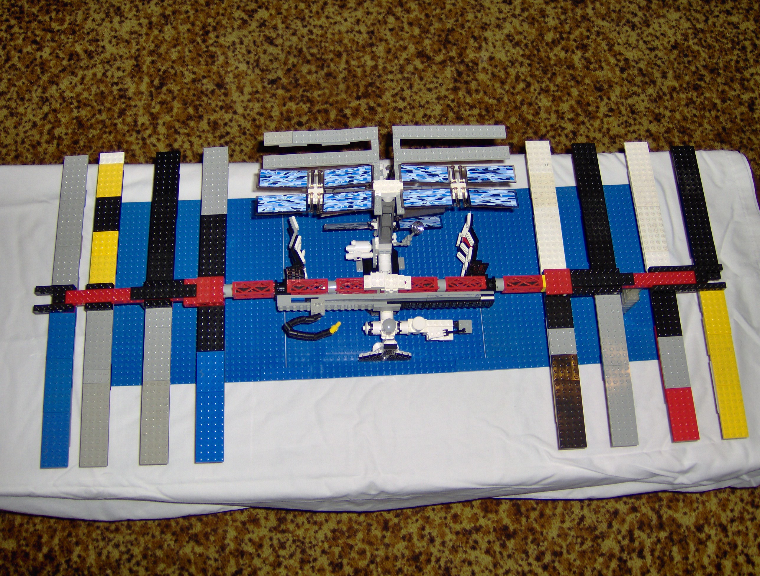 iss_lego_-bg_002.jpg