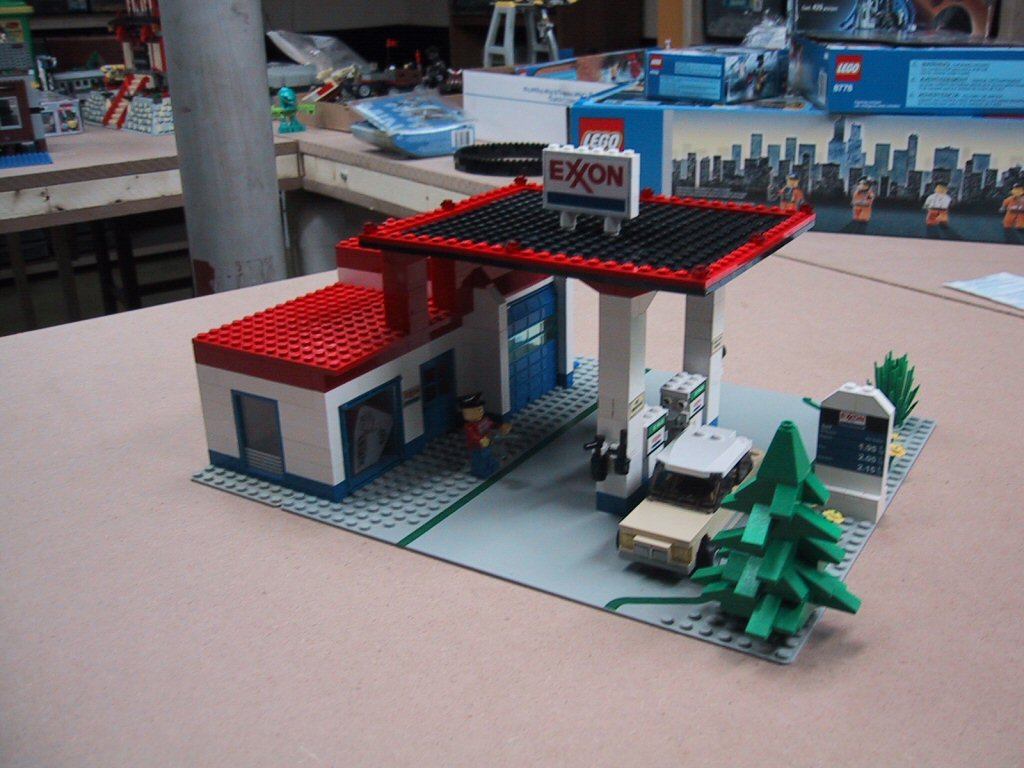 exxon_station_032305-2-lr.jpg