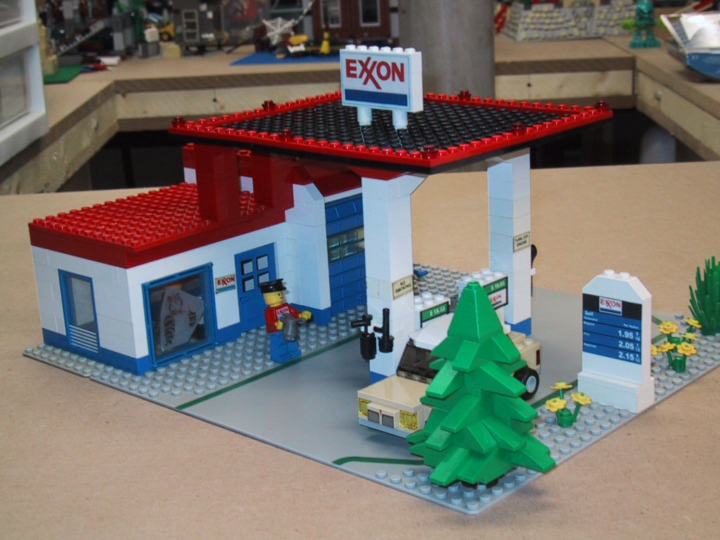exxon_station_032305-6-lr.jpg