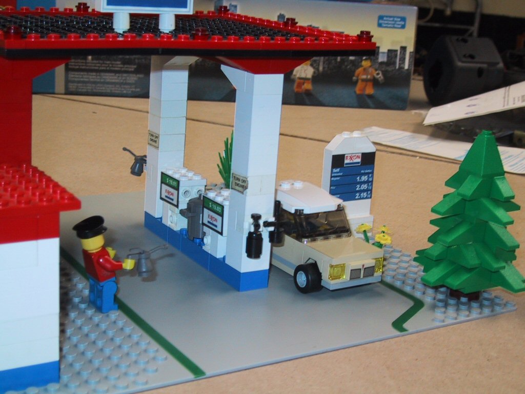 exxon_station_032305-9-lr.jpg
