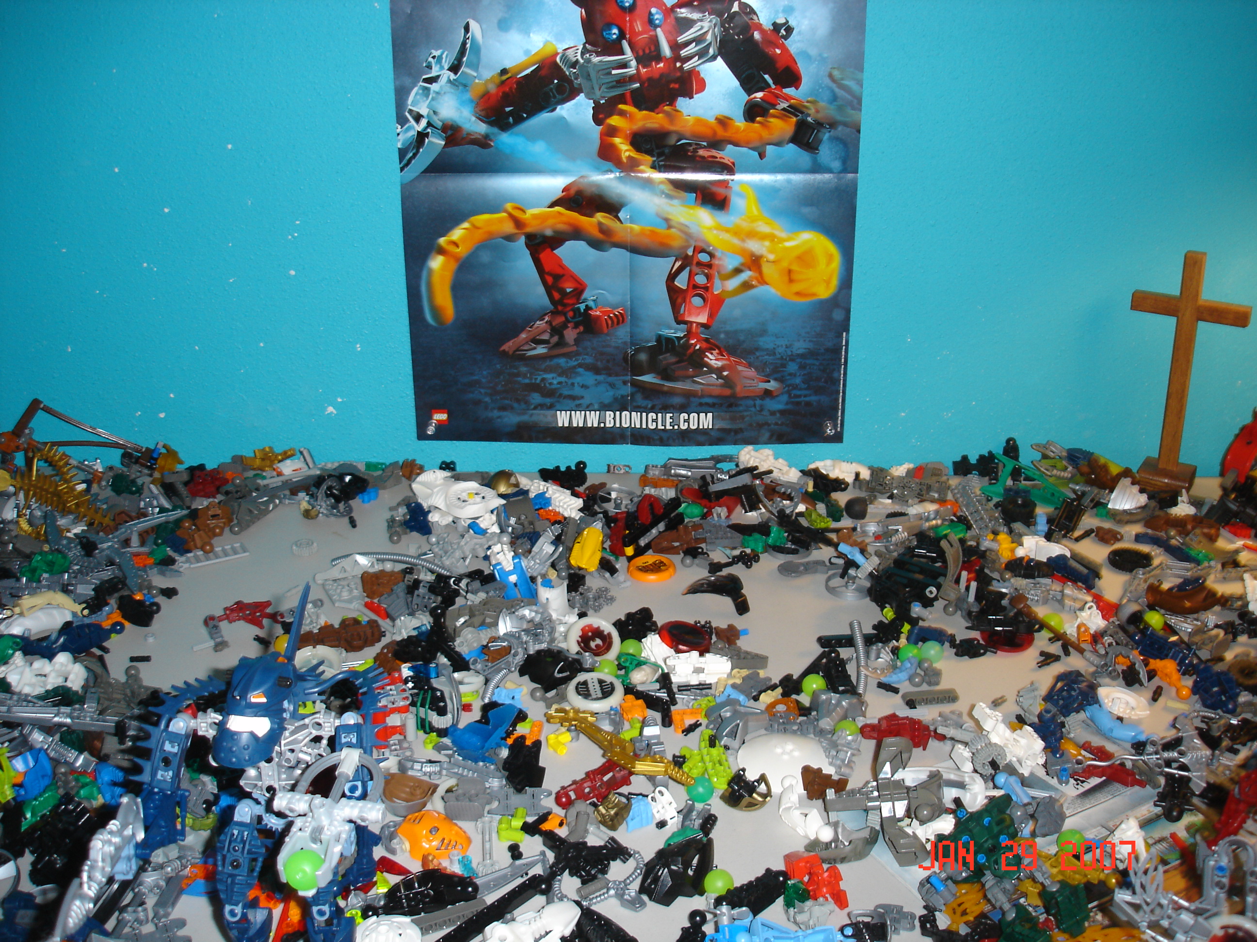 my_bionicle_building_table.jpg
