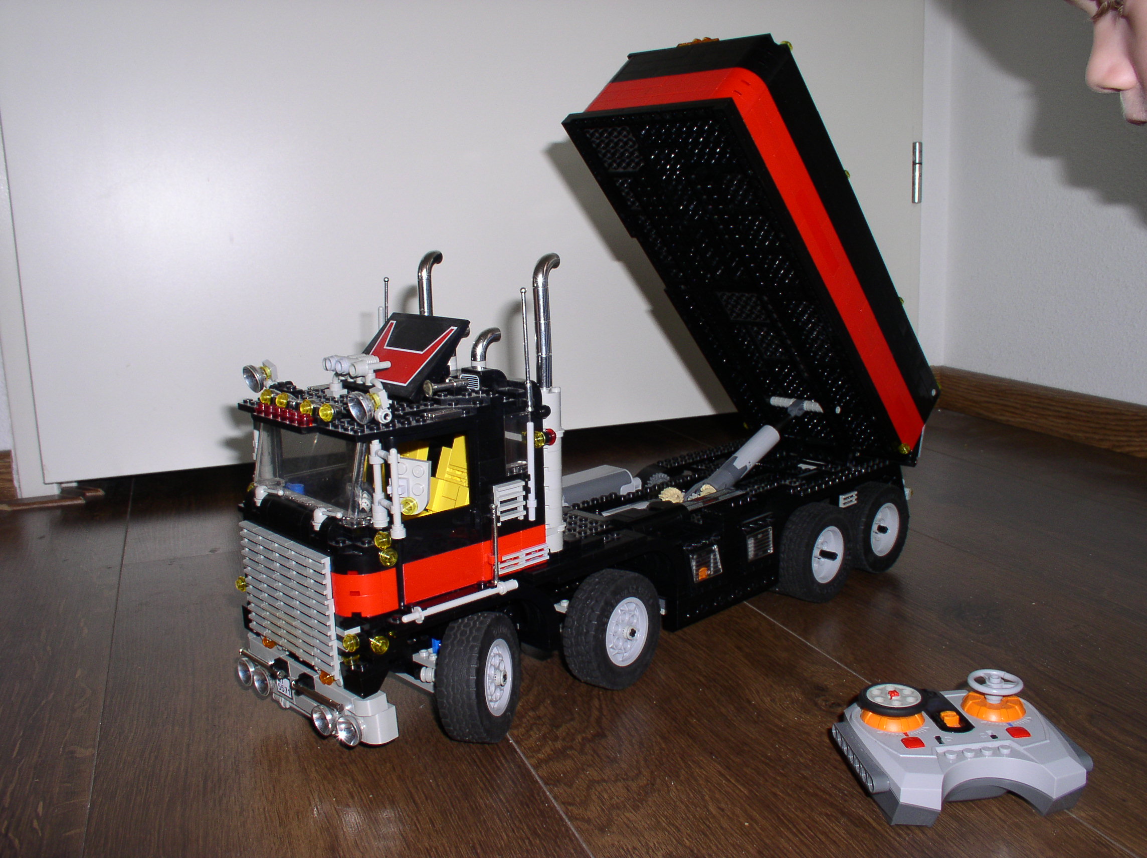 5571-black-dump-truck-remote-control-06.jpg