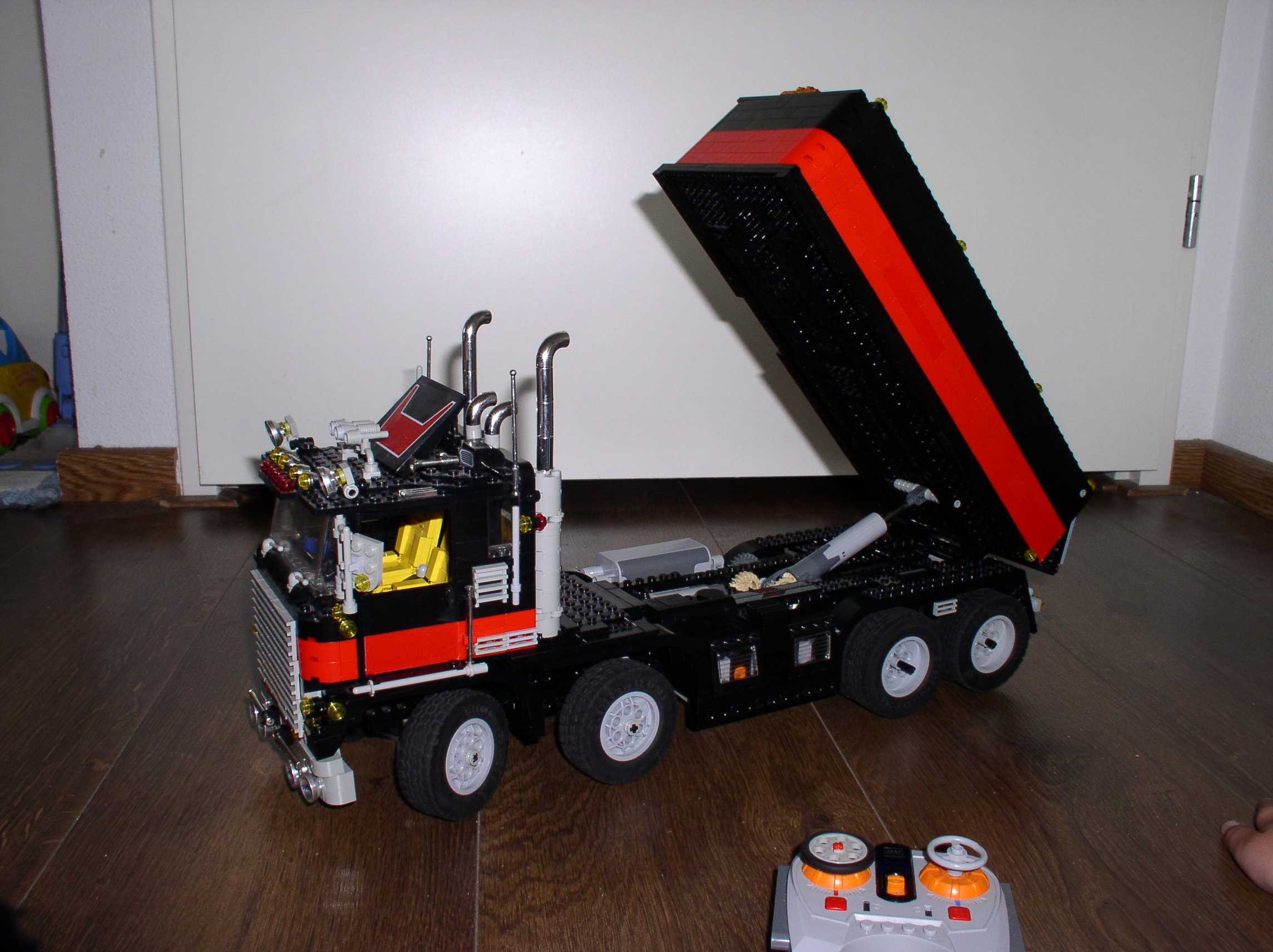 5571-black-dump-truck-remote-control-07.jpg
