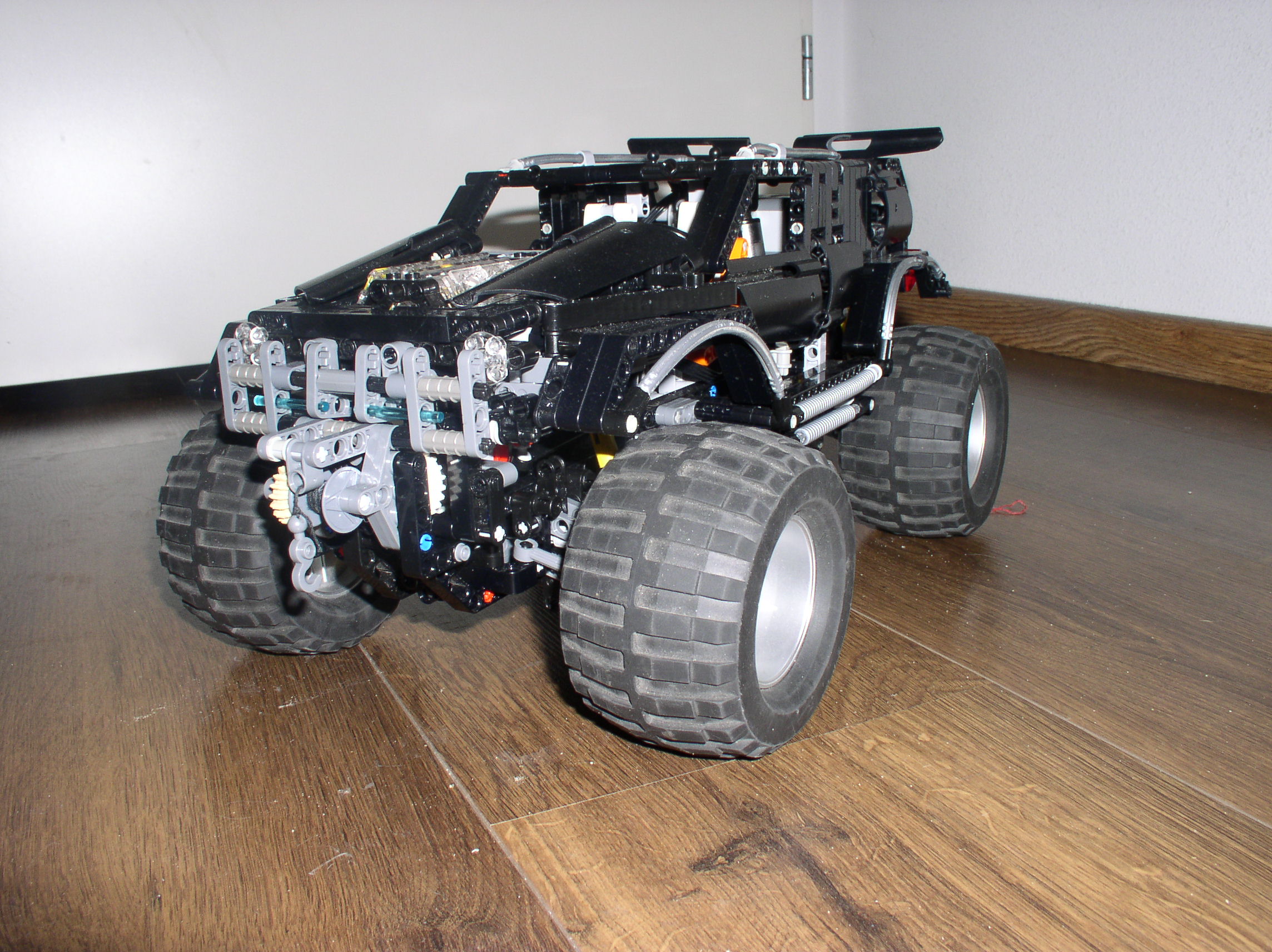 8070_black-version_rc_01.jpg