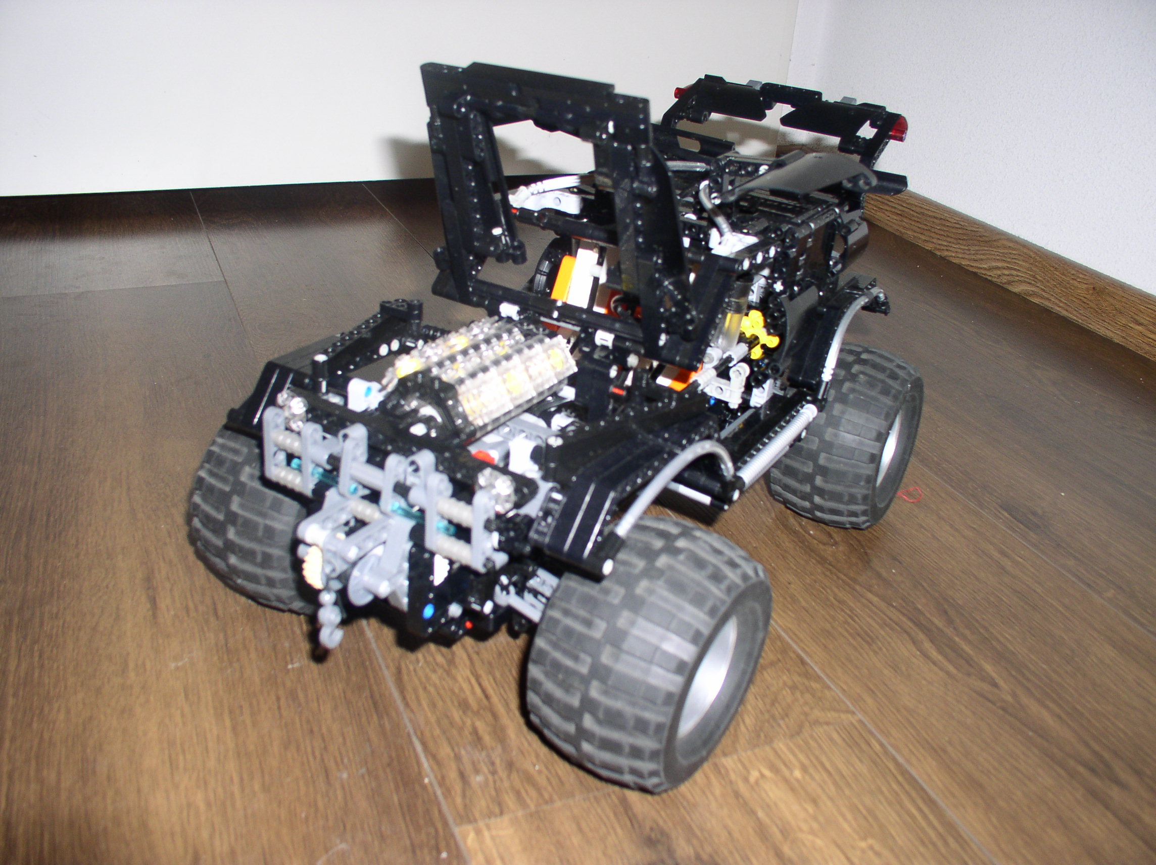 8070_black-version_rc_02.jpg