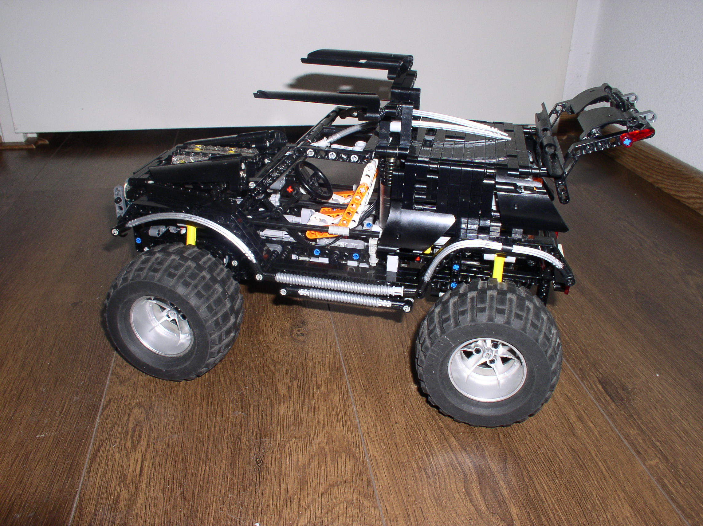 8070_black-version_rc_04.jpg