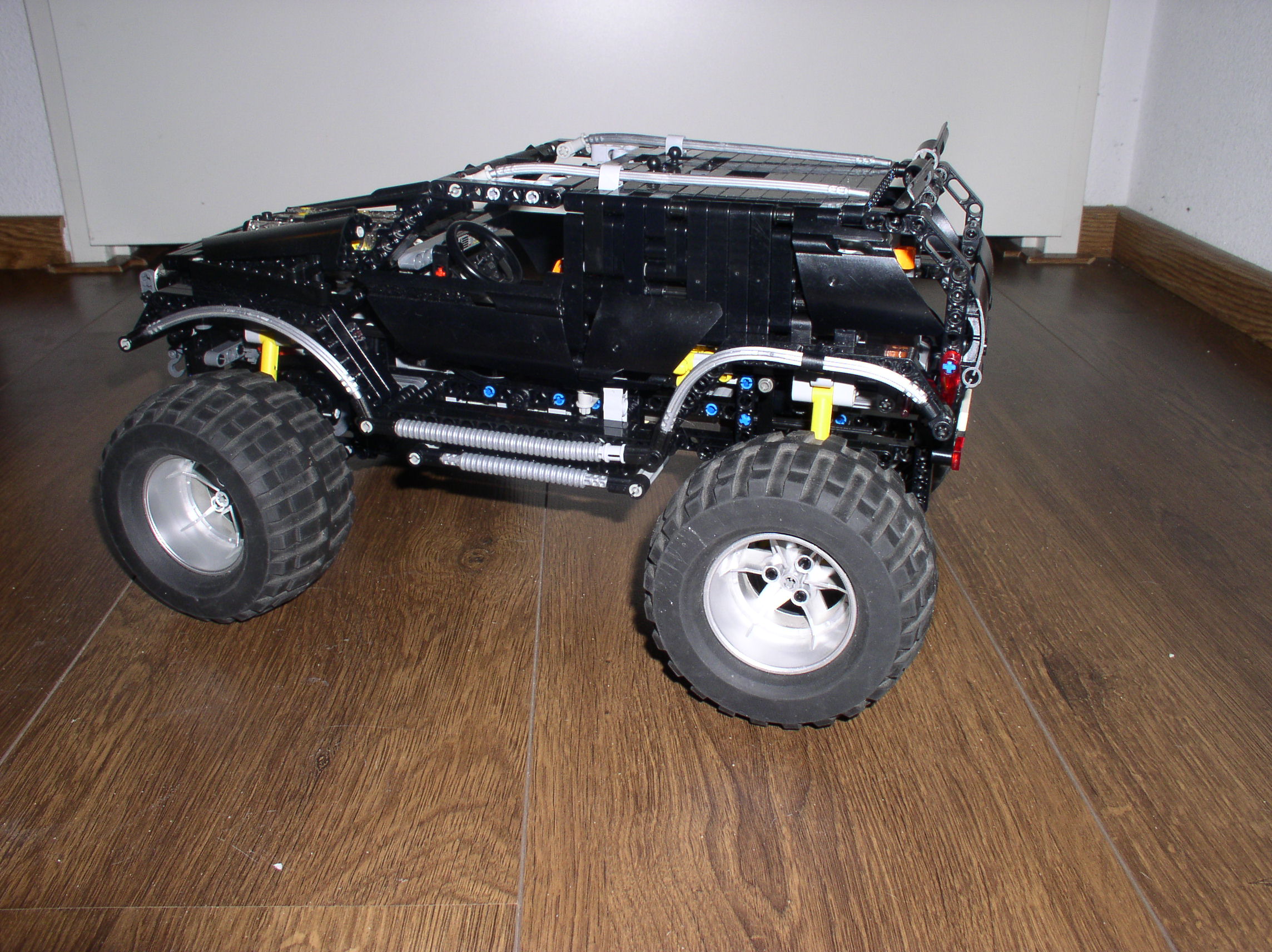 8070_black-version_rc_05.jpg