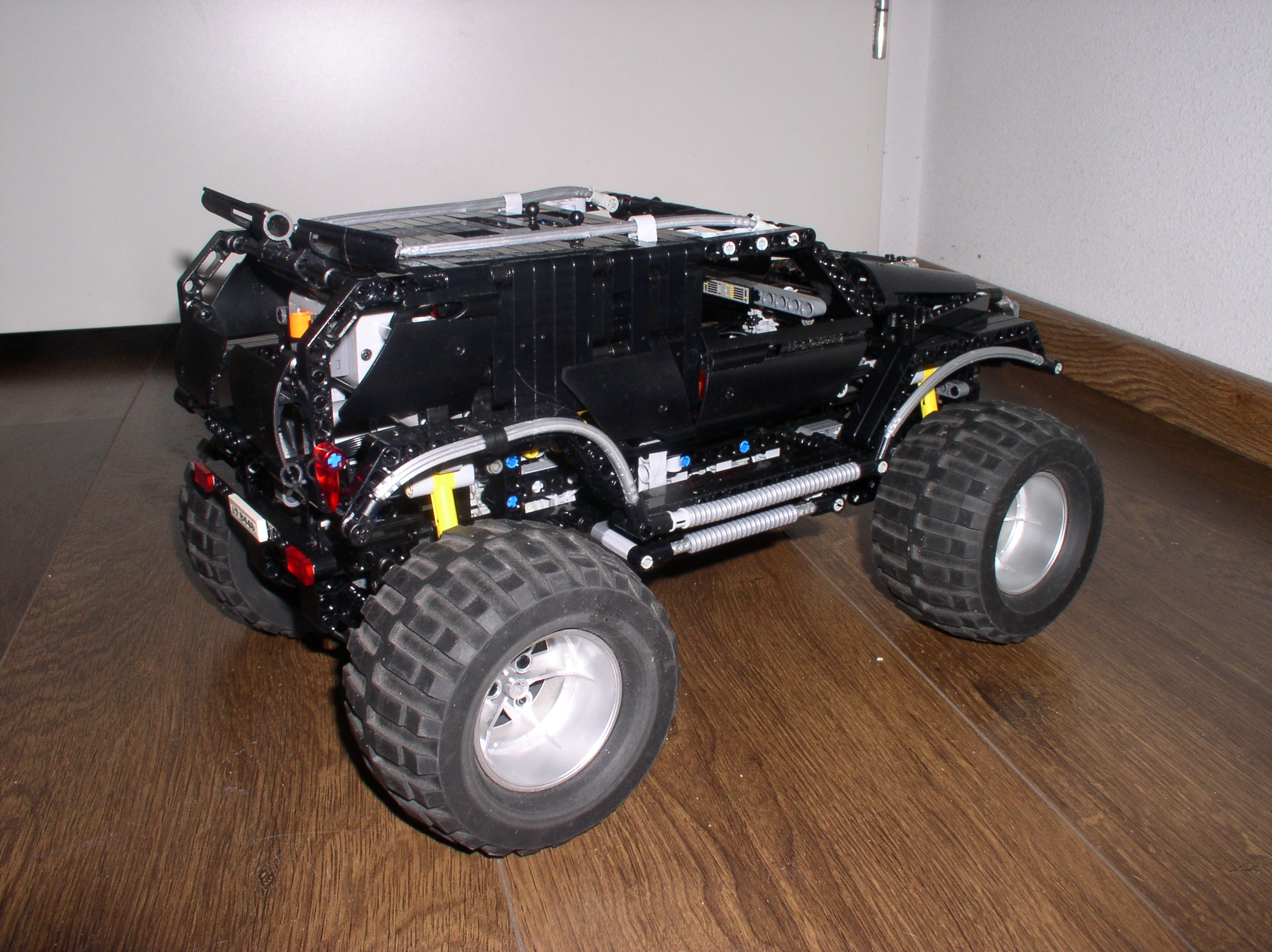 8070_black-version_rc_08.jpg