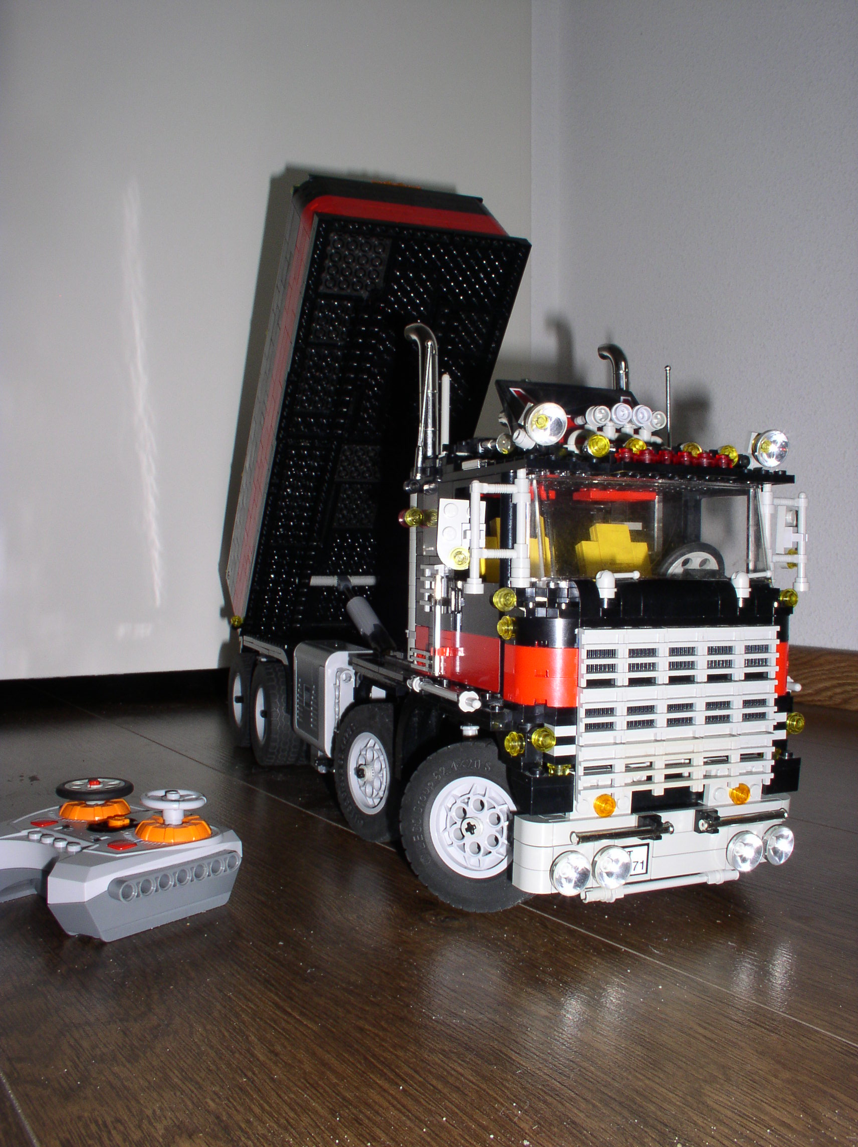 5571-black-dump-truck-remote-control-00.jpg