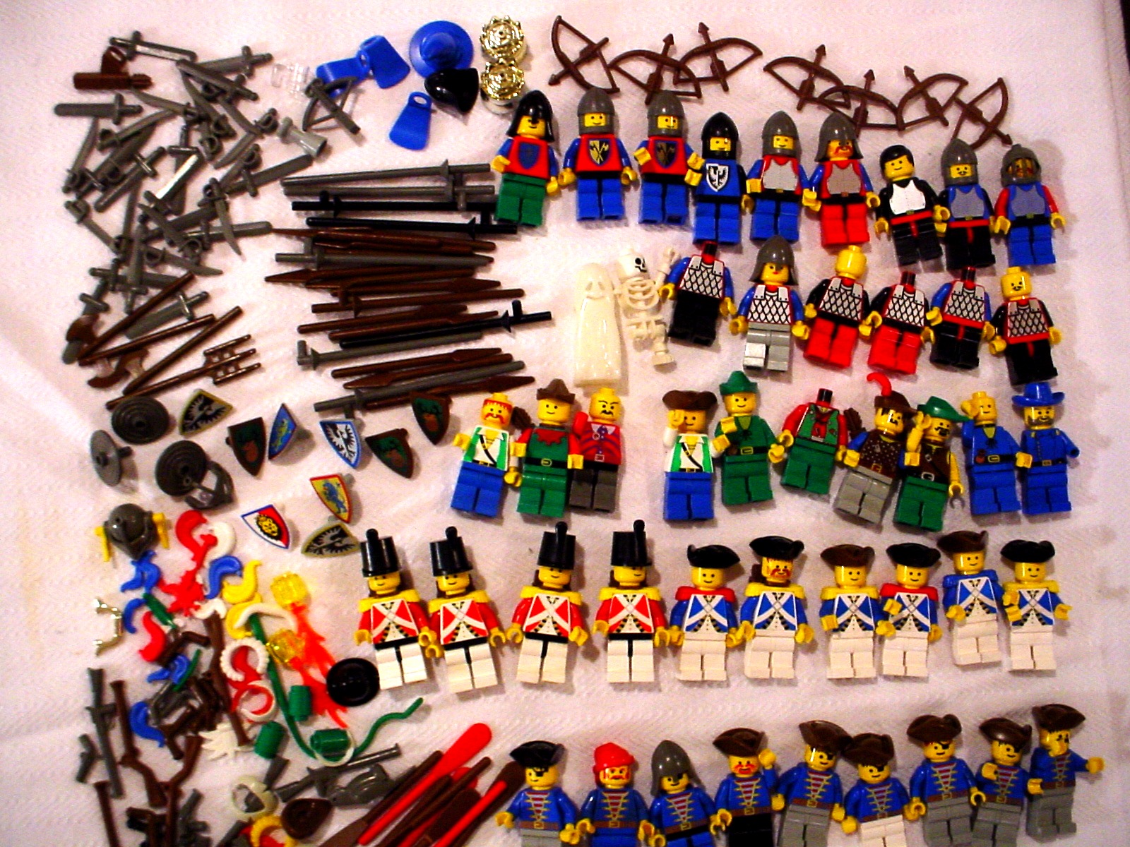 castle_pirates_minifigs_upper.jpg