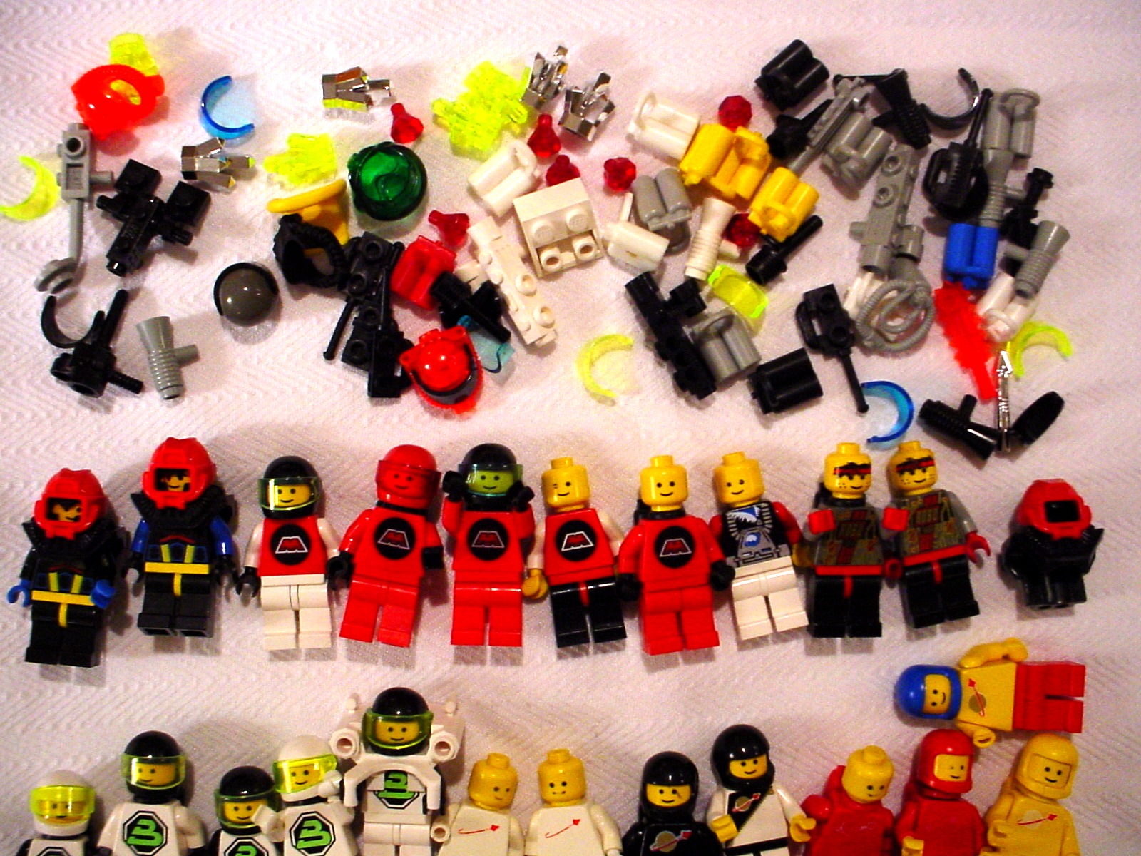 space_minifigs_upper.jpg