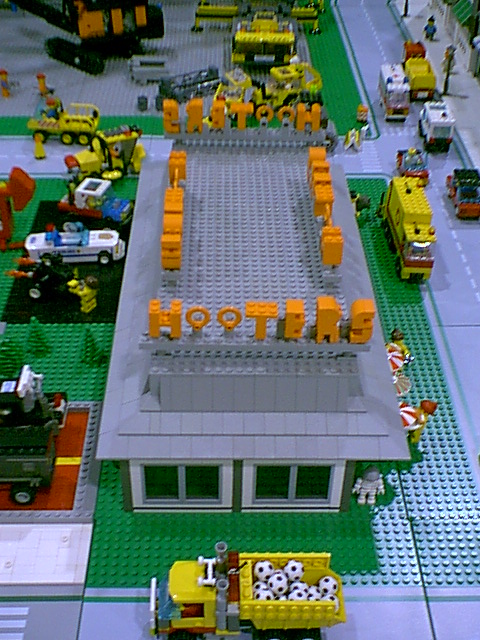 hooters02.jpg