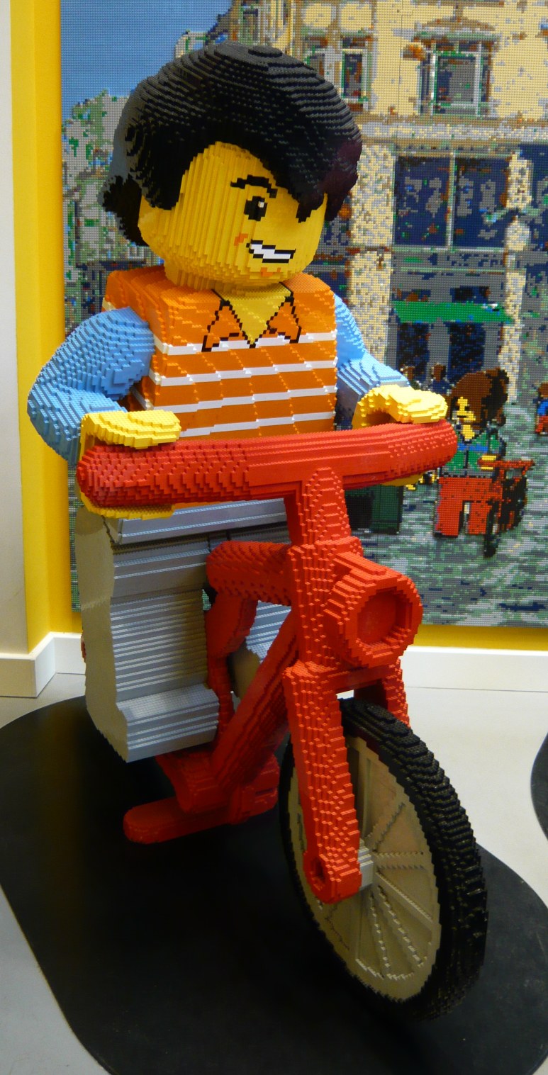 1b2c_lego_store_minifig.jpg