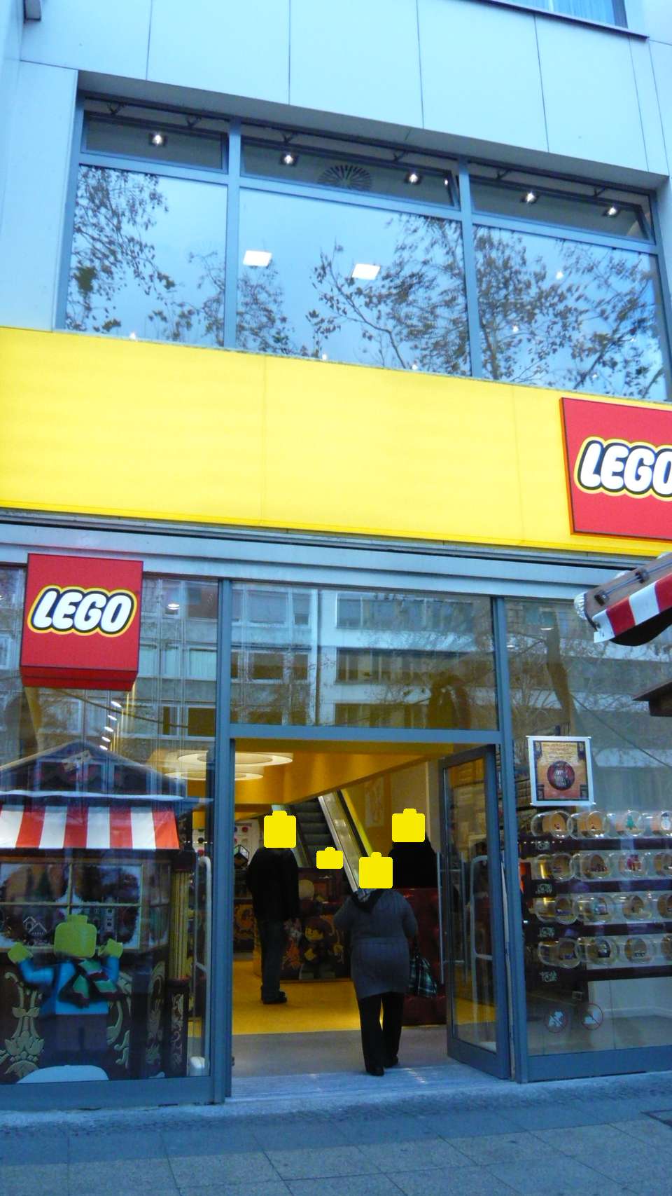 s_berlin_lego_store_a.jpg
