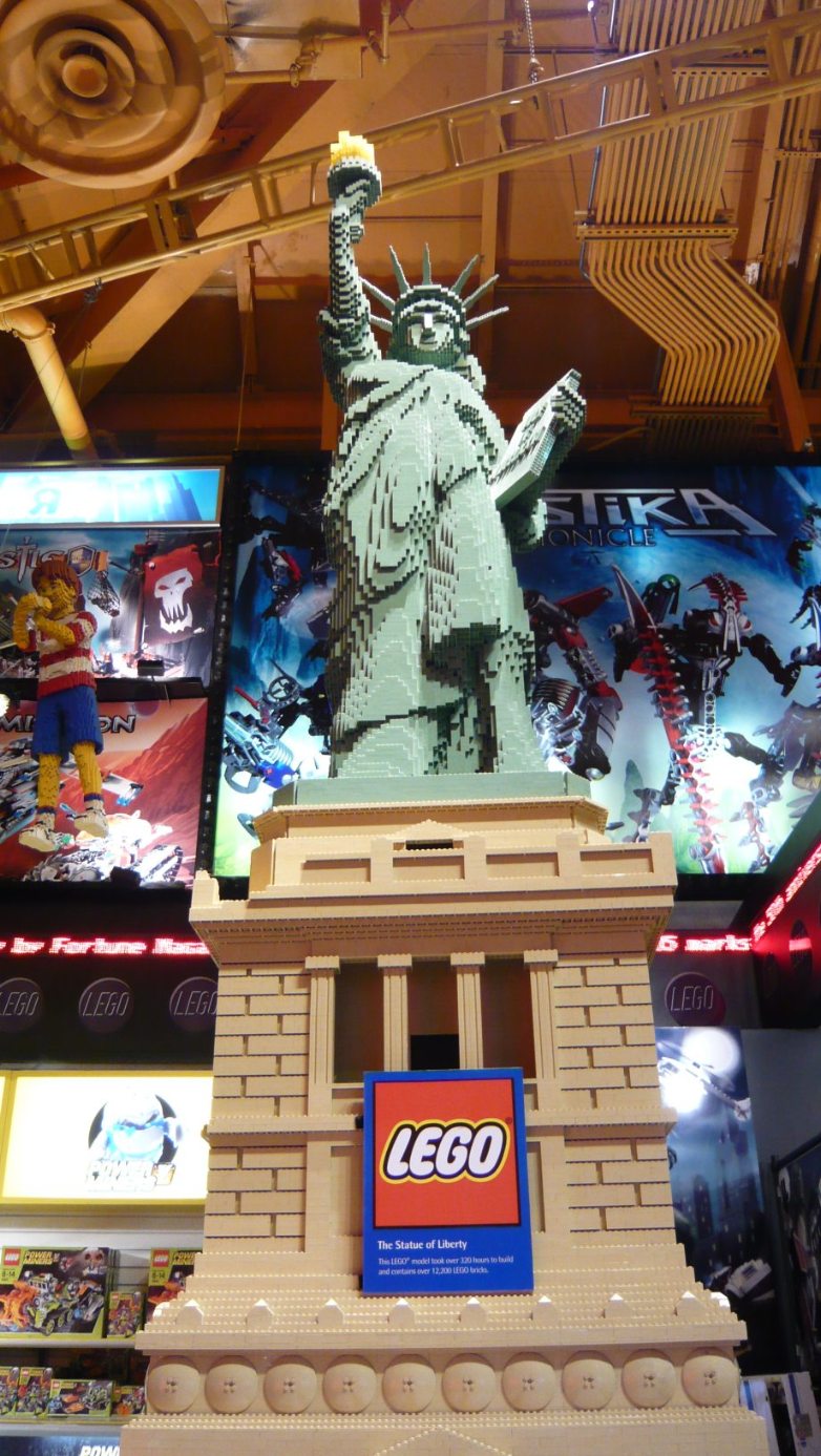 1_l_statue_1toysrus.jpg