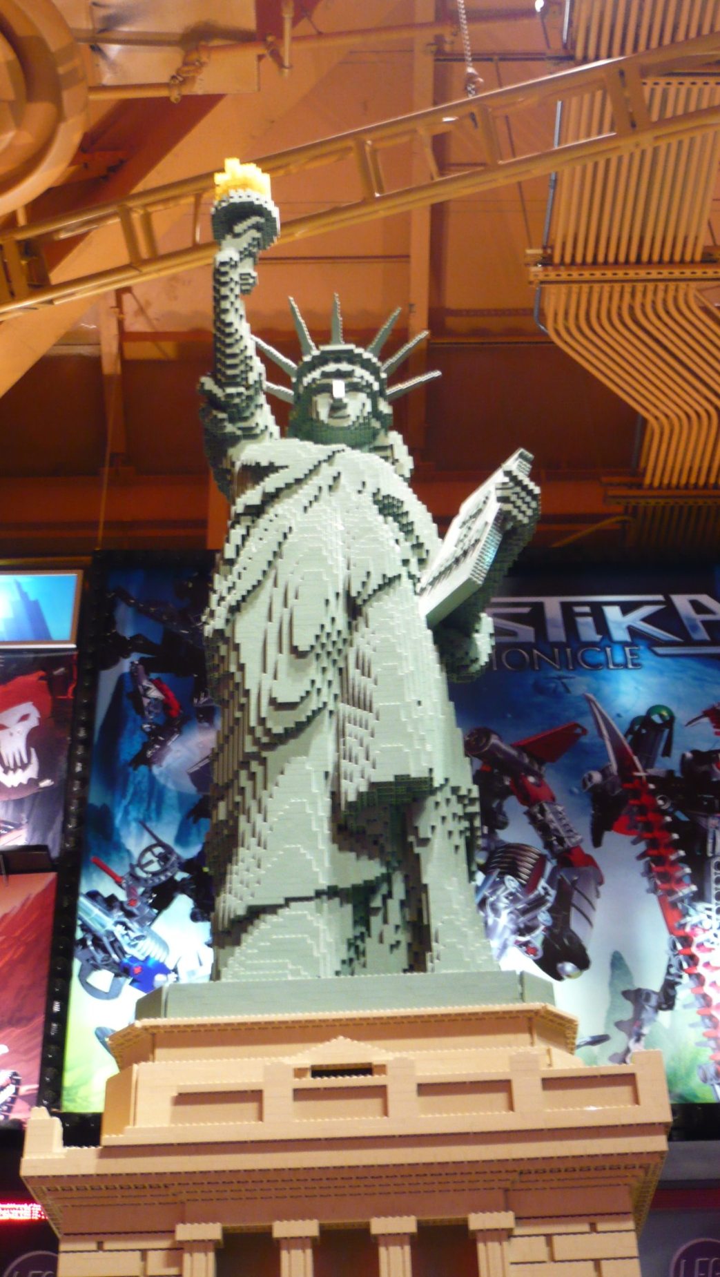 1_l_statue_2toysrus.jpg