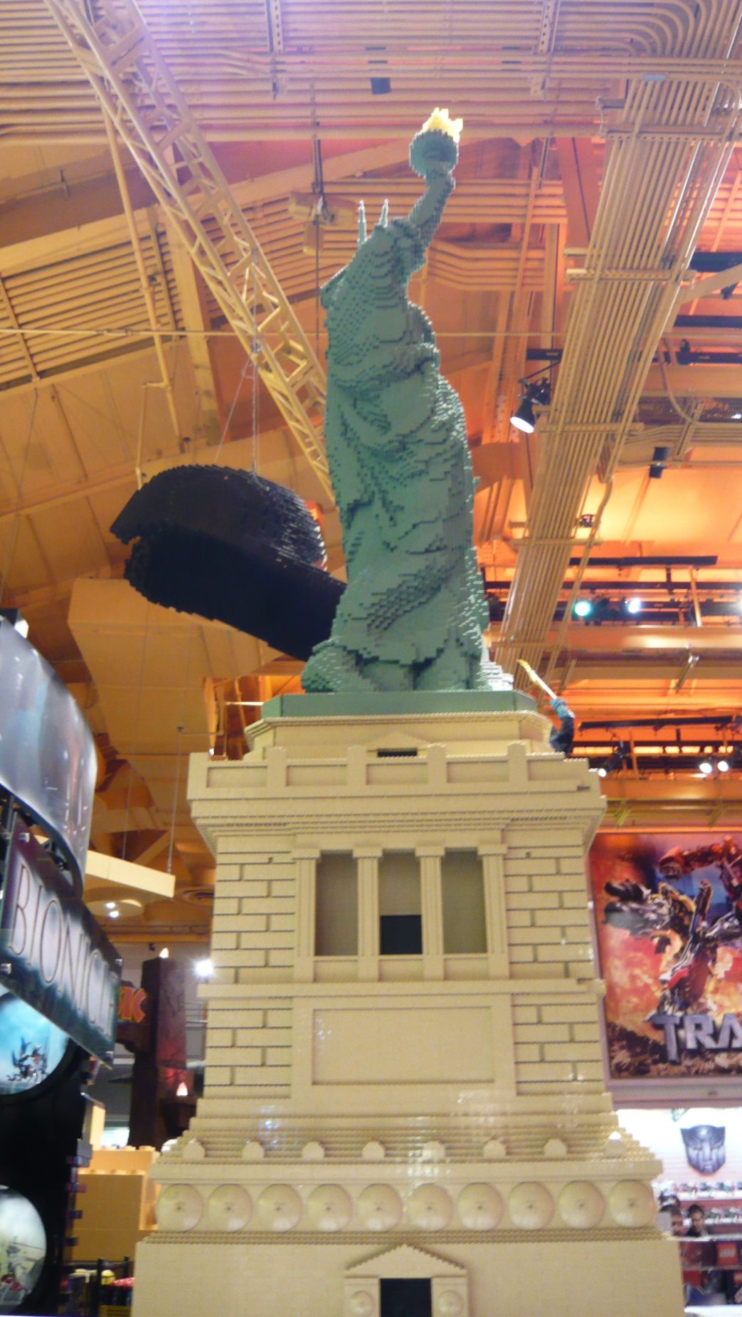 1_l_statue_4toysrus.jpg