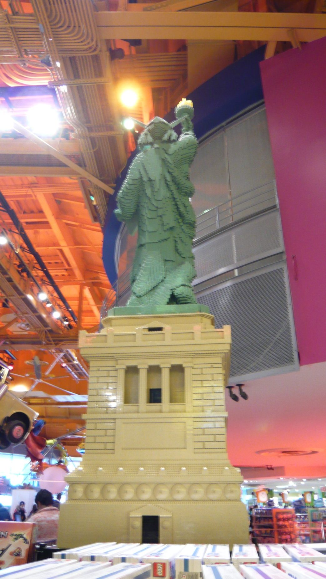 1_l_statue_5toysrus.jpg