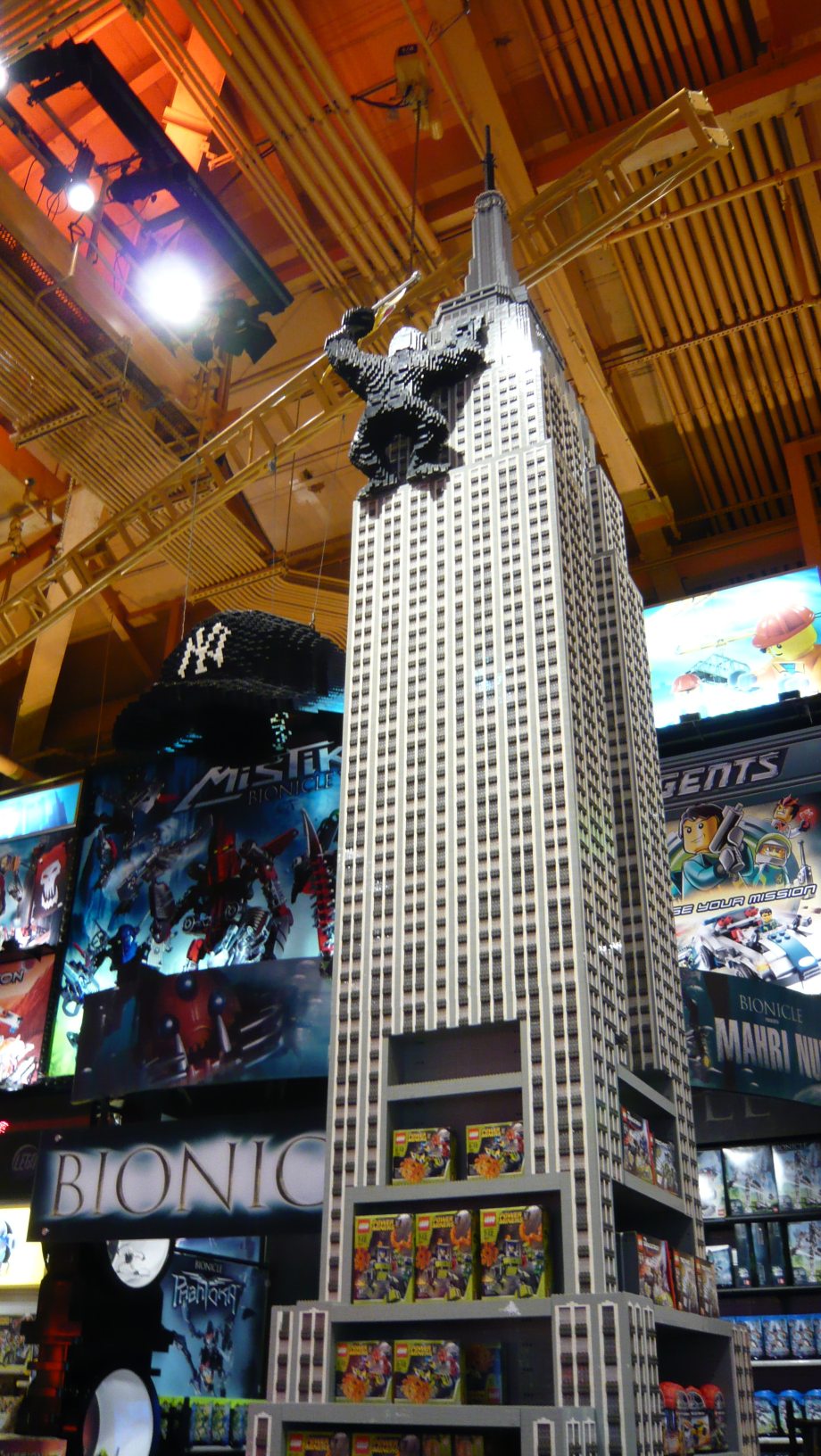 3_lego_empirestate_b_toysrus_a1.jpg