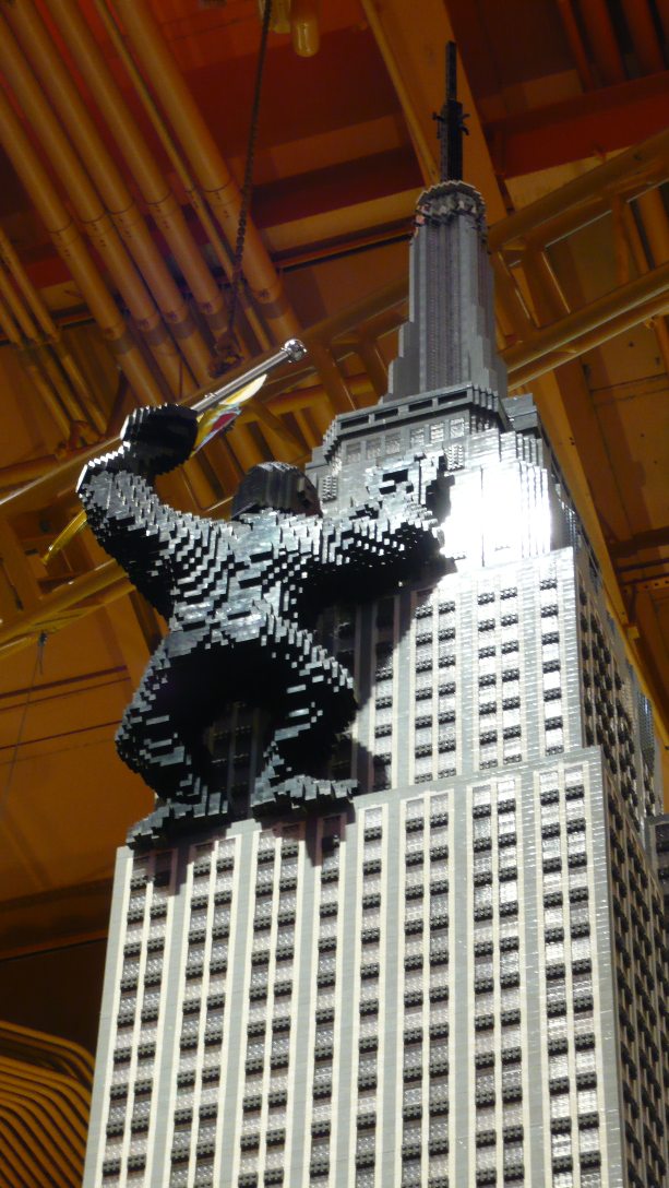 3_lego_empirestate_b_toysrus_b.jpg