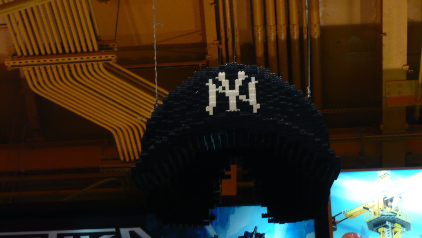 4_ny_yankeeslegocaptoysrus.jpg
