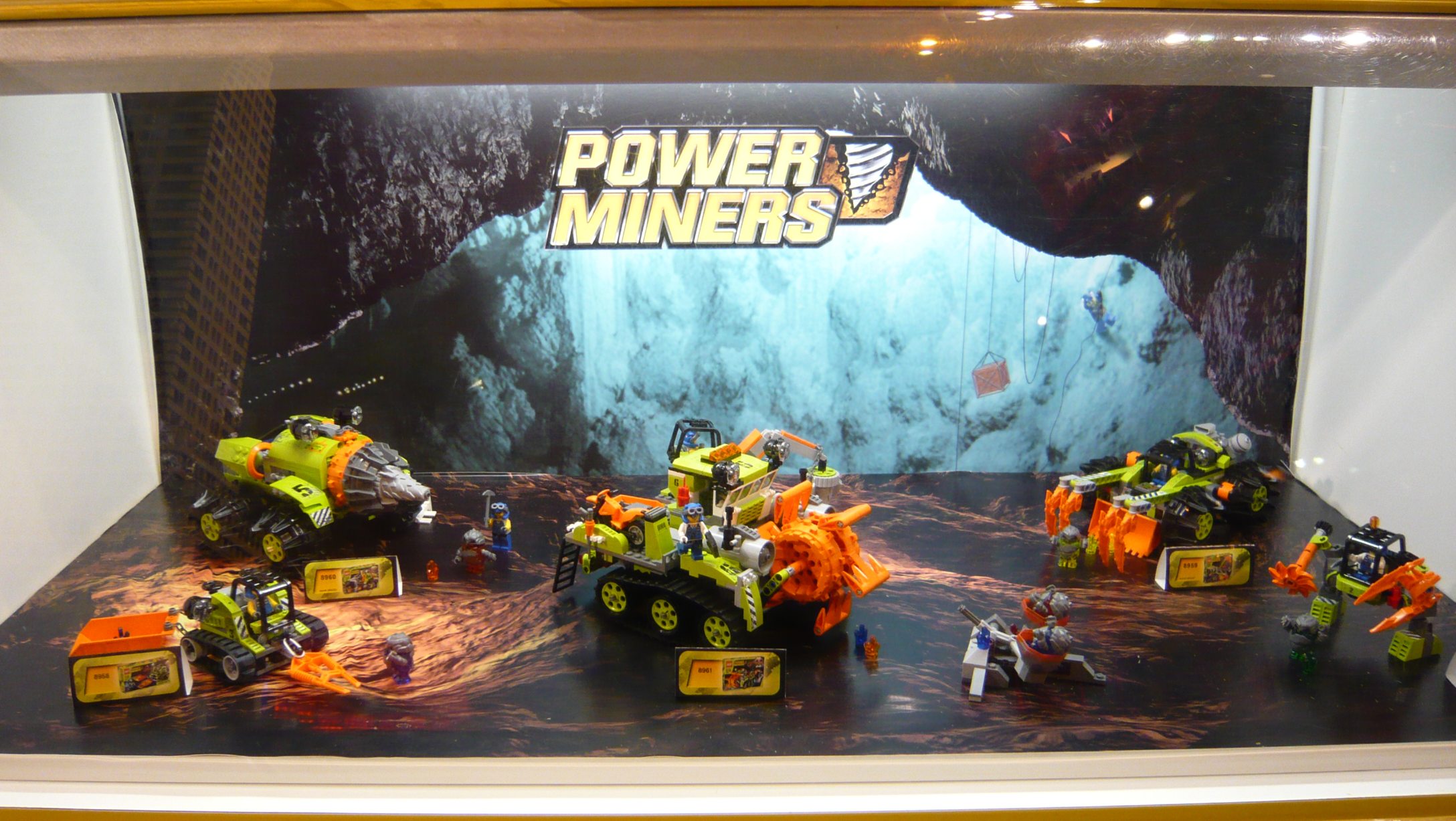 6_d_lego_toysrus_power_miners_display.jpg