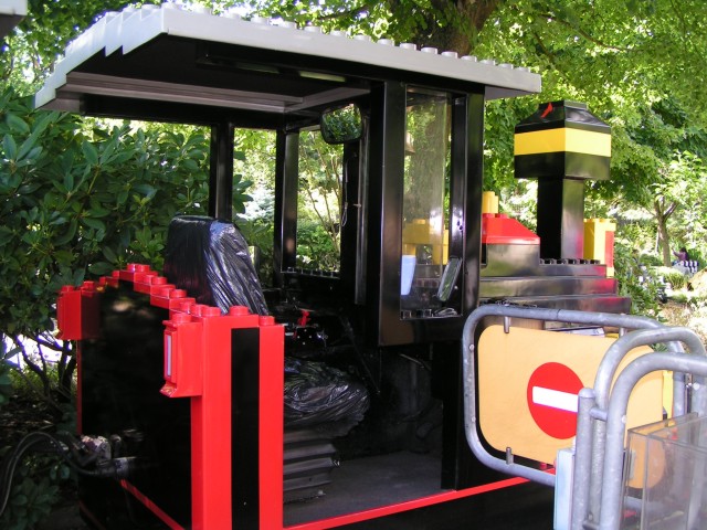 legoland_train_005_engine_details.jpg
