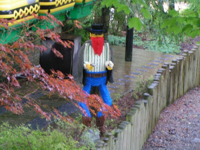 legoland_train_008_hold-up.jpg