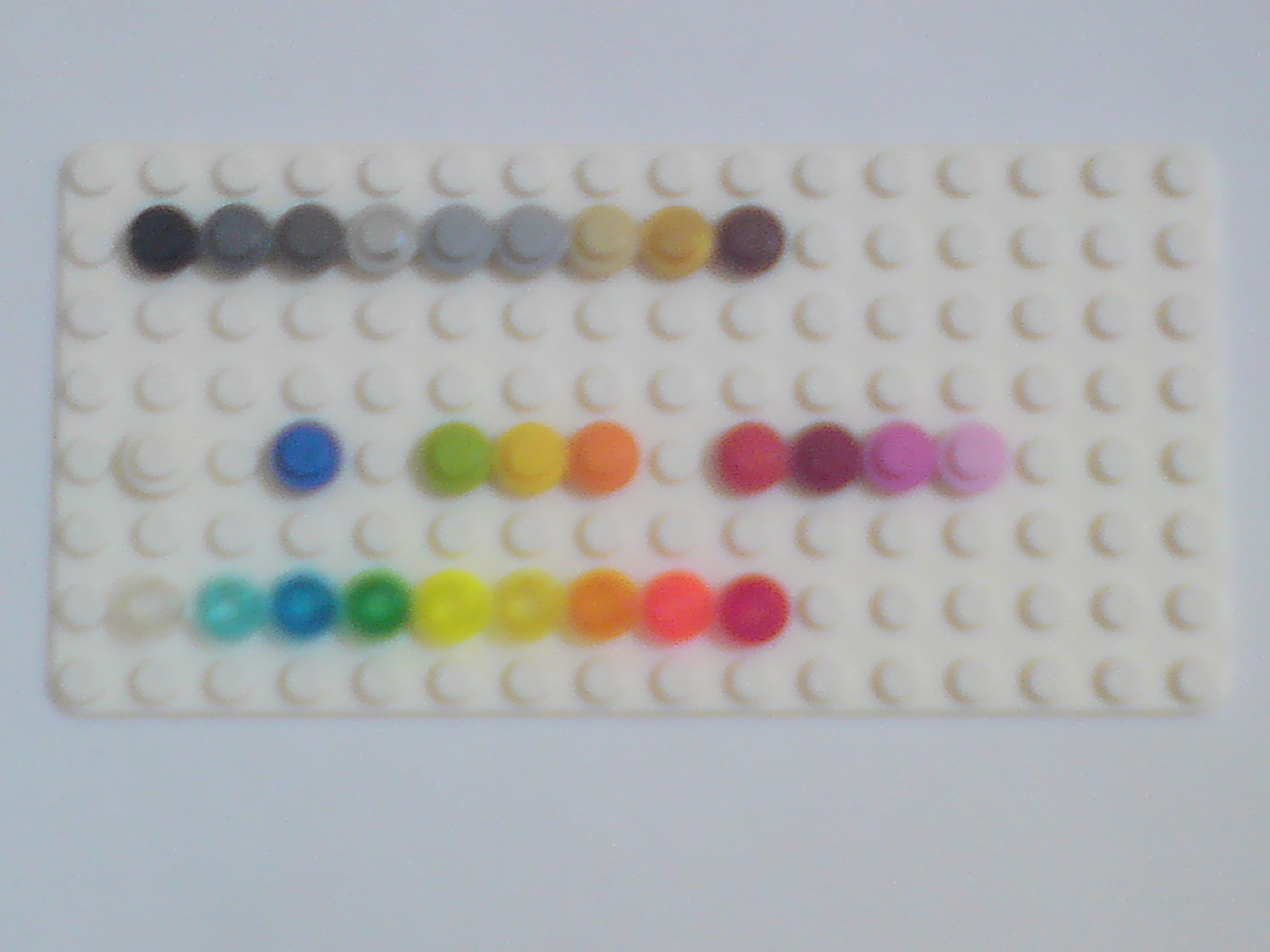 04_1x1_colour_round_plates_20090813.jpg