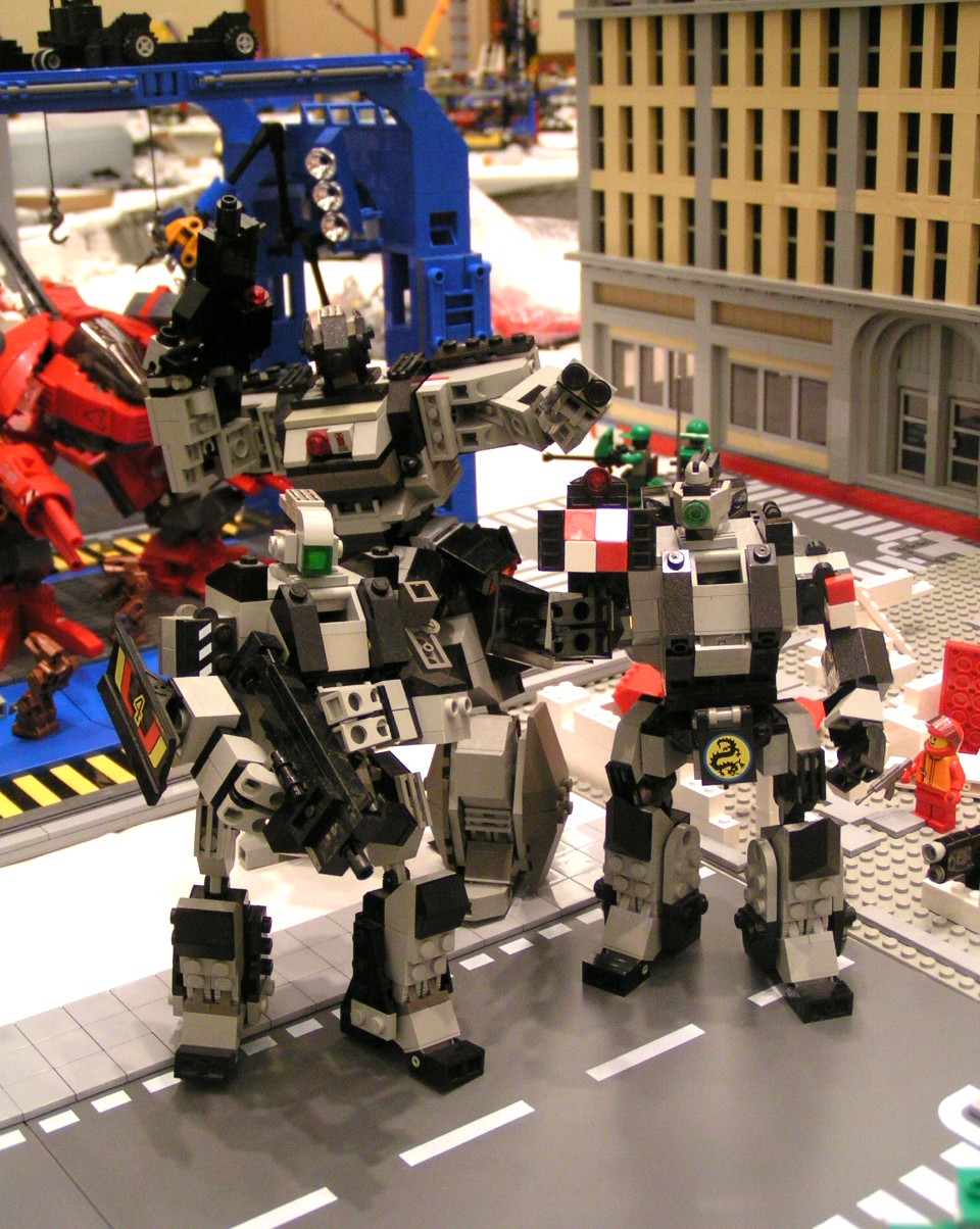 2_gray_and_black_mechas.jpg