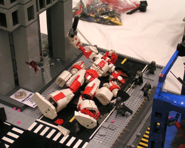 fallen_white_and_red_mecha.jpg
