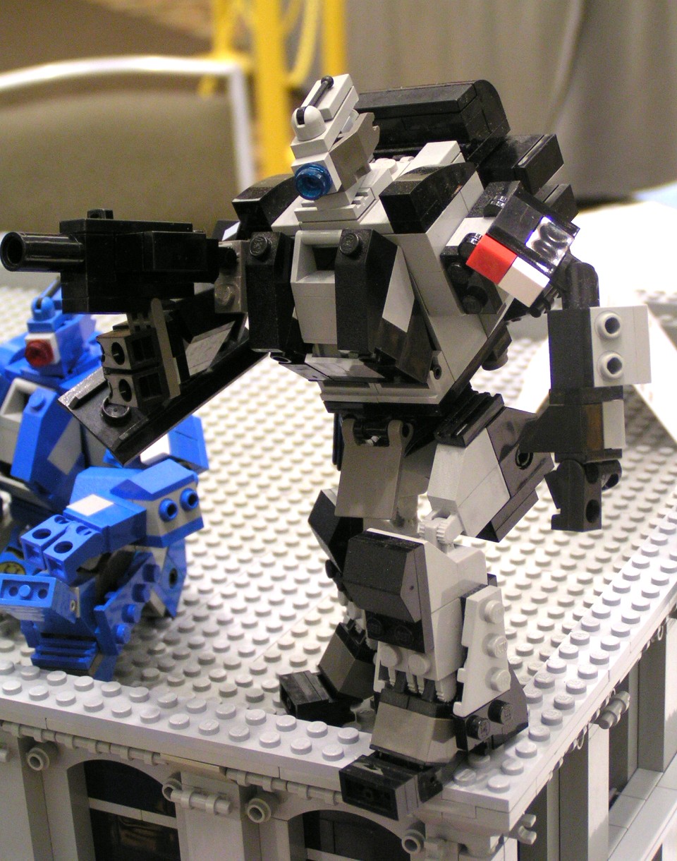 gray_and_black_mecha.jpg