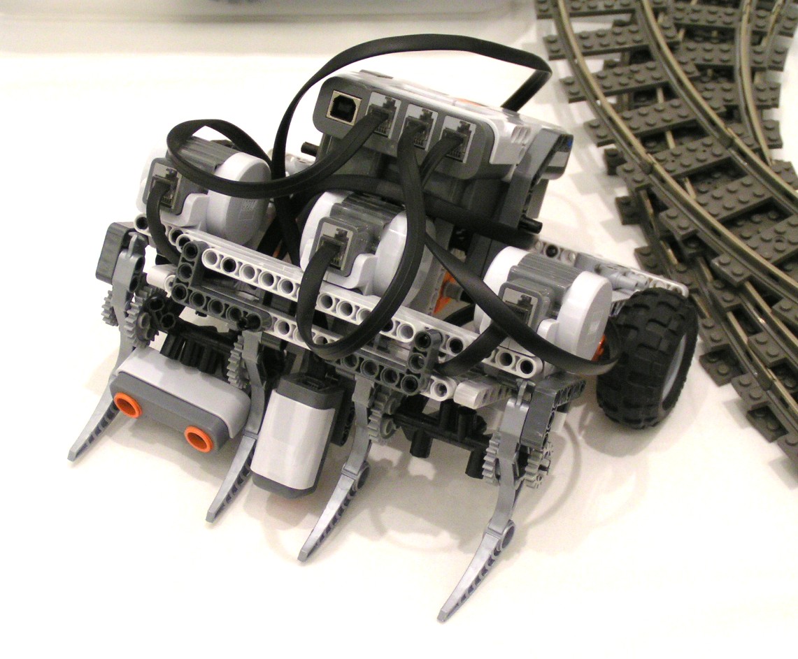 clawed_lifting_bot.jpg