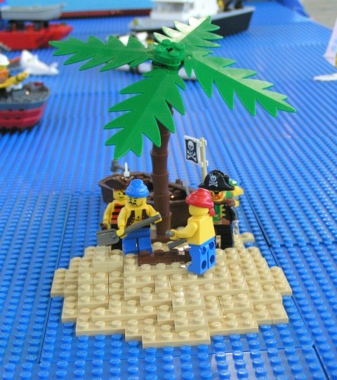 piratesontinyisland.jpg