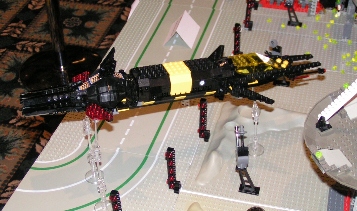 blacktron_ship_flying_in.jpg